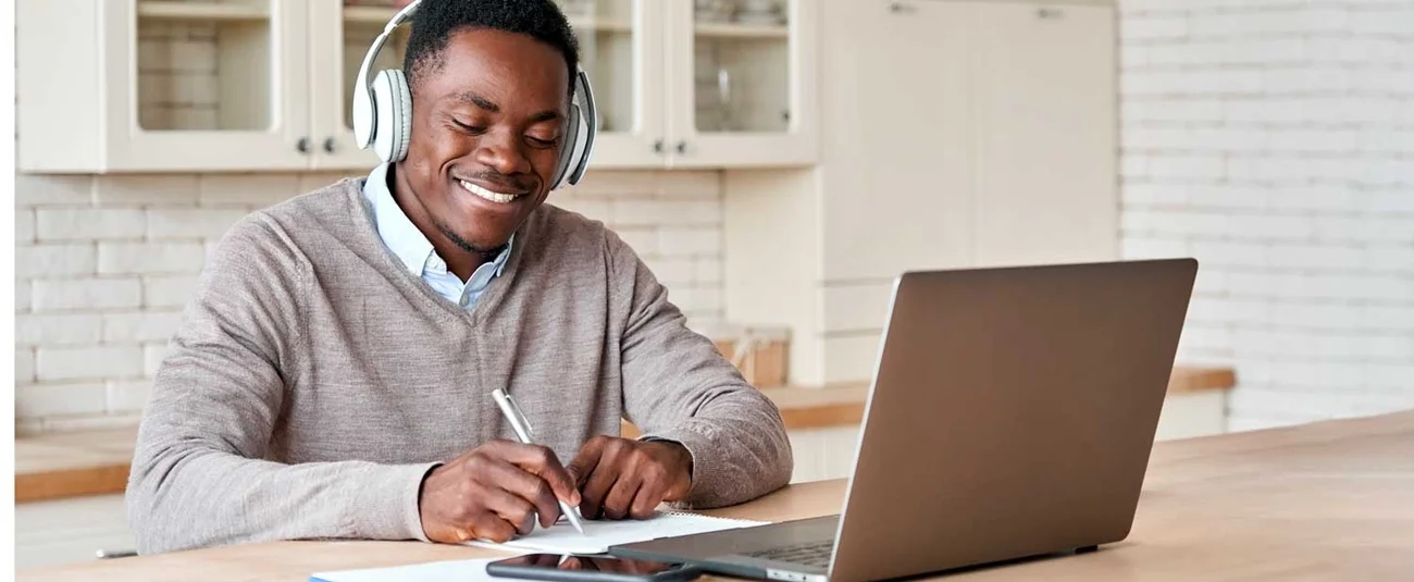 Apprenant suivant une formation financière sur ordinateur